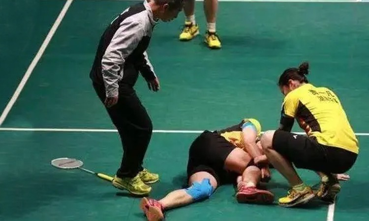 为什么外野手接球后要立刻举手